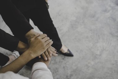 Kadar koyarak genç iş adamları yakın ve ellerini birlikte katılmak. Gösterilen birlik, işbirliği ve ekip çalışması eller yığınıyla takım. İş ekip çalışması kavramı.