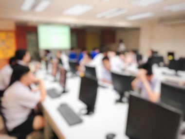 Bulanık öğrencilerin sınıfta eğitim kavramı. Sınıf öğrencileri Üniversitesi'nde. Ücretsiz eğitim. Takım öğretim.