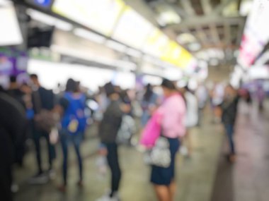 Tren istasyonunda bekleyen bulanık insanlar yetiştirmek. Seyahat kavramı