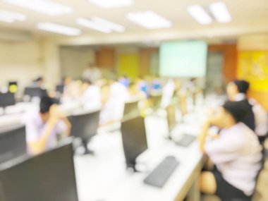 Bulanık öğrencilerin sınıfta eğitim kavramı. Sınıf öğrencileri Üniversitesi'nde. Ücretsiz eğitim. Takım öğretim.