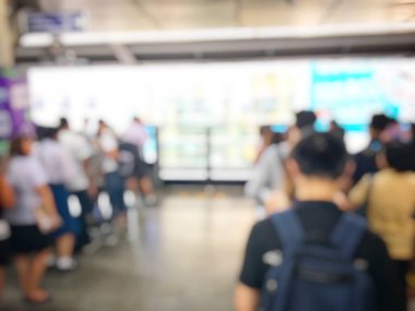 Tren istasyonu salonu arkaplanı bulanıklaştı