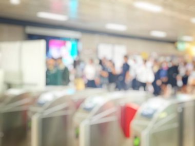 Tren istasyonunda bekleyen bulanık insanlar yetiştirmek. Seyahat kavramı