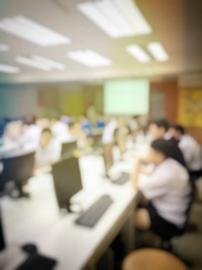 Bulanık öğrencilerin sınıfta eğitim kavramı. Sınıf öğrencileri Üniversitesi'nde. Ücretsiz eğitim. Takım öğretim.