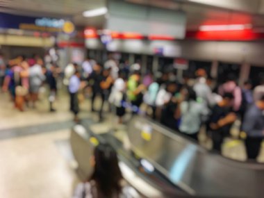 Tren istasyonunda bekleyen bulanık insanlar yetiştirmek. Seyahat kavramı