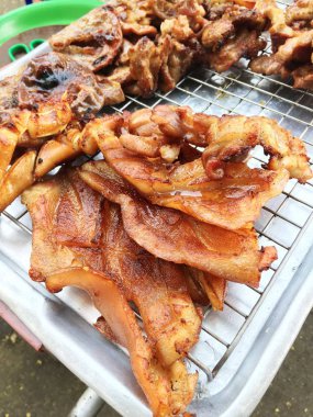 Kızarmış et, Tayland usulü geleneksel yemekler.