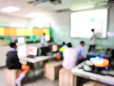 Bulanık öğrencilerin sınıfta eğitim kavramı. Sınıf öğrencileri Üniversitesi'nde. Ücretsiz eğitim. Takım öğretim.
