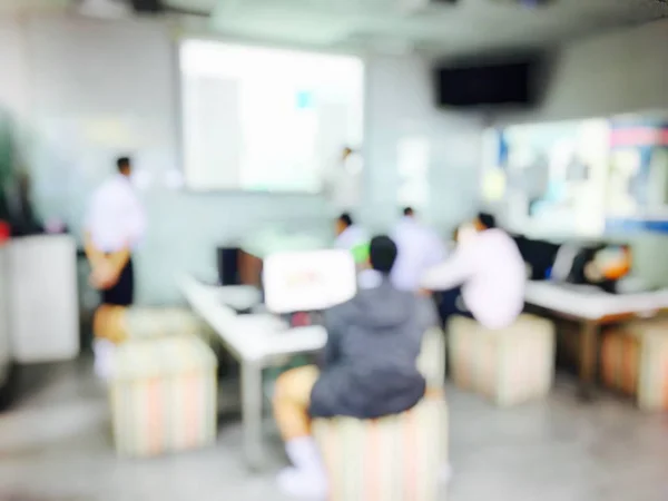 Concepto de educación sobre los estudiantes borrosos en el aula. Estudiantes de aula en la universidad. Educación gratuita. Enseñanza en equipo . —  Fotos de Stock