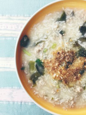 pirinç chickenin ve domuz eti beyaz kase sebze çorbası. Tay tarzında gıda.