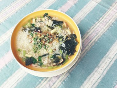 pirinç chickenin ve domuz eti beyaz kase sebze çorbası. Tay tarzında gıda.