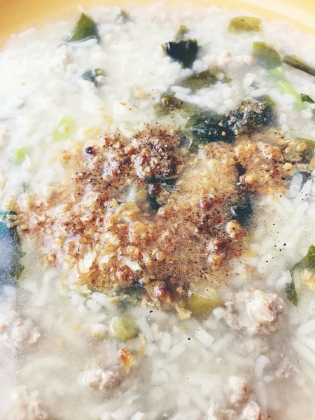 Chickenin 白のボウルに豚肉と米のスープ タイ風料理 — ストック写真