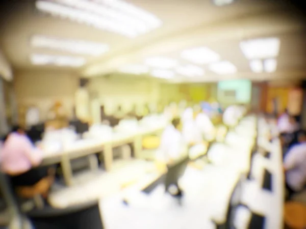 Concepto de educación sobre los estudiantes borrosos en el aula. Estudiantes de aula en la universidad. Educación gratuita. Enseñanza en equipo . — Foto de Stock