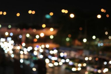 Soyut dairesel Bokeh hareket lensleri şehir ve sokak lambası veya gece vakti Bokeh ışığı. Bangkok Otoyolu Tayland.