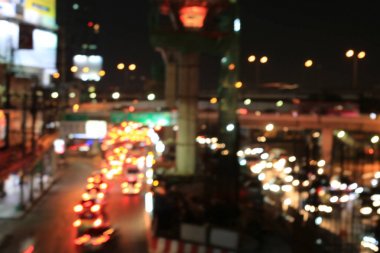 Soyut dairesel Bokeh hareket lensleri şehir ve sokak lambası veya gece vakti Bokeh ışığı. Bangkok Otoyolu Tayland.