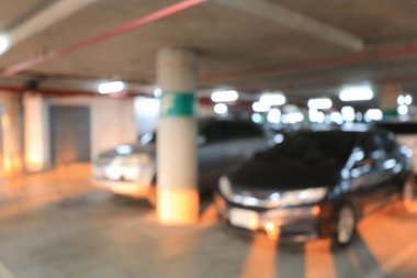 Çok nadir yağmurlu bir günde, van ve yağmur ile araba pencerelerden görüldüğü gibi insanlar ile Bangkok, Tayland penceresinde görünür damla.