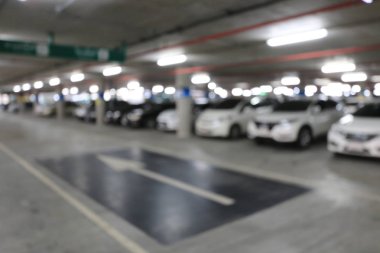 Çok nadir yağmurlu bir günde, van ve yağmur ile araba pencerelerden görüldüğü gibi insanlar ile Bangkok, Tayland penceresinde görünür damla.