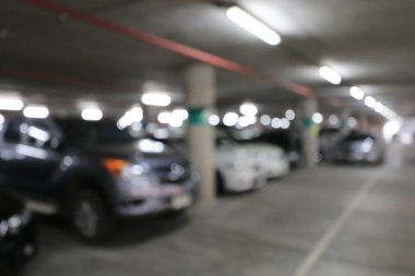 Çok nadir yağmurlu bir günde, van ve yağmur ile araba pencerelerden görüldüğü gibi insanlar ile Bangkok, Tayland penceresinde görünür damla.