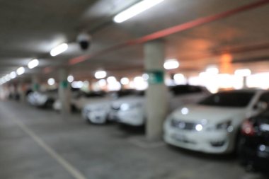 Çok nadir yağmurlu bir günde, van ve yağmur ile araba pencerelerden görüldüğü gibi insanlar ile Bangkok, Tayland penceresinde görünür damla.