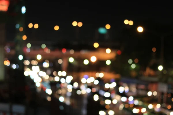Abstrakte kreisförmige Bokeh-Bewegungslinsen verwischen den Hintergrund von Stadt- und Straßenlaternen oder Bokeh-Licht vom Auto auf der Straße in der Nacht. Bangkok Schnellstraße Thailand. — Stockfoto