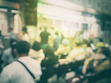 İnsanların tren istasyonu salonunda tren bekliyorsun bulanık görüntü