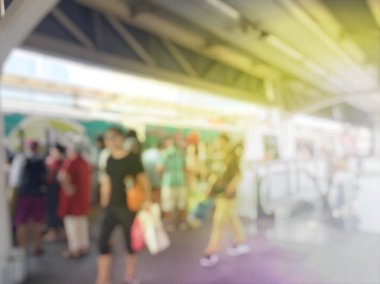 Tren istasyonunda bekleyen bulanık insanlar yetiştirmek. Seyahat kavramı