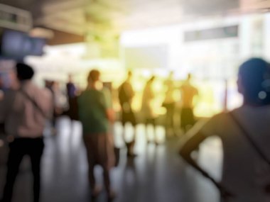 Tren istasyonunda bekleyen bulanık insanlar yetiştirmek. Seyahat kavramı