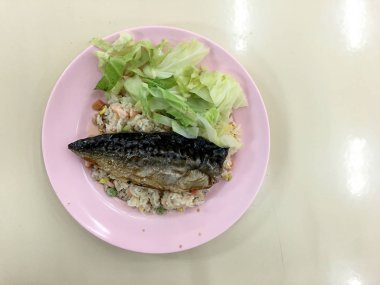 Sebze kızarmış pilav pembe yemek masada soya soslu ızgara saba ile servis.