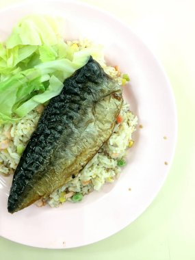 Sebze kızarmış pilav pembe yemek masada soya soslu ızgara saba ile servis.