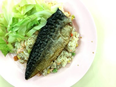 Sebze kızarmış pilav pembe yemek masada soya soslu ızgara saba ile servis.