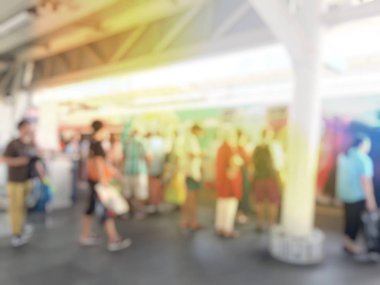 Tren istasyonunda bekleyen bulanık insanlar yetiştirmek. Seyahat kavramı