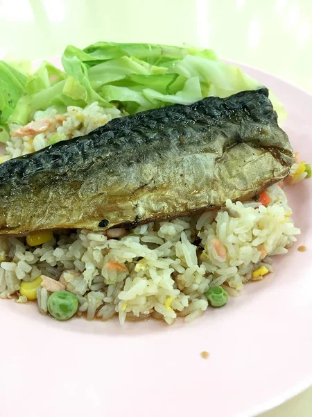 Arroz Frito Veg Servido Com Saba Grelhado Com Molho Soja — Fotografia de Stock