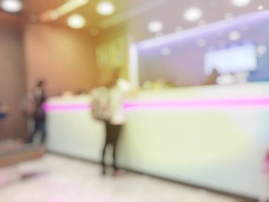 İnsan uçuş için bekleyen Havaalanı salonunda bulanık görüntü