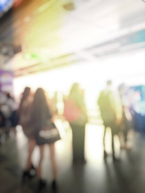 Tren istasyonunda bekleyen bulanık insanlar yetiştirmek. Seyahat kavramı