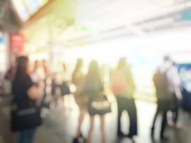 Tren istasyonunda bekleyen bulanık insanlar yetiştirmek. Seyahat kavramı