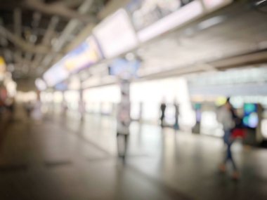 Tren istasyonunda bekleyen bulanık insanlar yetiştirmek. Seyahat kavramı