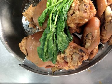 Demlenmiş domuz bacak 