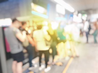 Tren istasyonunda bekleyen bulanık insanlar yetiştirmek. Seyahat kavramı