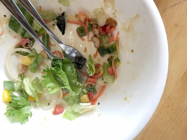 Brudne Naczynia Jedzeniu Sałatkę Cezar Warzywami Zwłaszcza Zielonymi Biały Cios — Zdjęcie stockowe