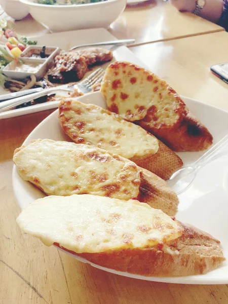 Pão Saboroso Com Alho Queijo Ervas Prato Branco Mesa — Fotografia de Stock