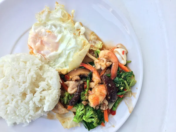 Hidangan Kentang Goreng Dengan Makanan Sehat Thailand Stir Goreng Brokoli — Stok Foto