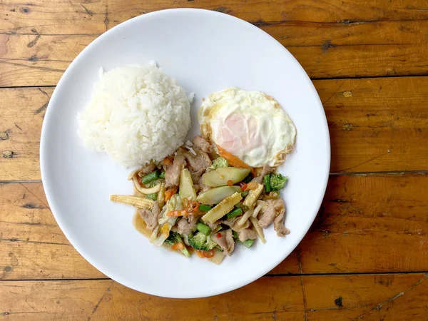 Ayam Goreng Wok Aduk Sayuran Cina Goreng Jagung Wortel Brokoli — Stok Foto