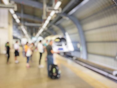 Tren istasyonunda bekleyen bulanık insanlar yetiştirmek. Seyahat kavramı