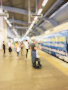 Tren istasyonunda bekleyen bulanık insanlar yetiştirmek. Seyahat kavramı