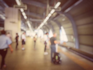 Tren istasyonunda bekleyen bulanık insanlar yetiştirmek. Seyahat kavramı