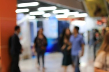 Tren istasyonunda bekleyen bulanık insanlar yetiştirmek. Seyahat kavramı