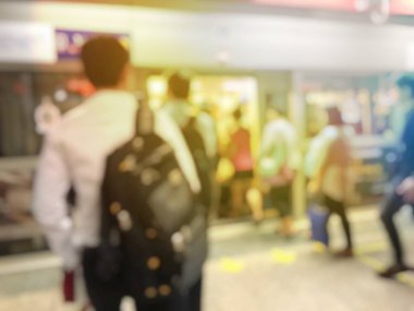 İnsanların tren istasyonu salonunda tren bekliyorsun bulanık görüntü