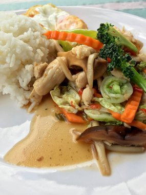 Tayland pirinç Yasemin ve yağ kontrol insanlar gıda olarak beyaz tabak kızarmış yumurta ile tavada kızartılmış sebzeler.