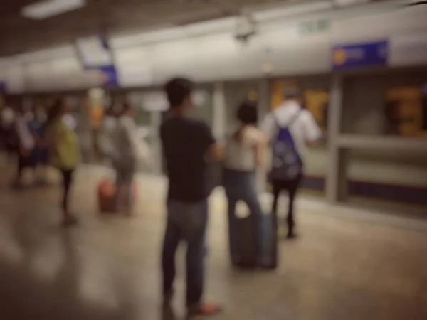 Pessoas Desfocadas Estação Ferroviária Espera Comboio Conceito Viagem — Fotografia de Stock