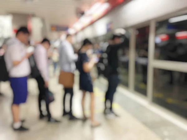 ぼやけている人々 を待って駅に鉄道があります 旅行の概念 — ストック写真