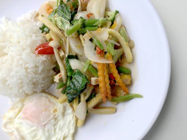 Beyaz arka plan üzerinde beyaz plaka karışımı sebze sos sos ve Tay tarzında kızarmış yumurta ile karıştırın. Vejetaryen yiyecekler, sağlıklı gıda.