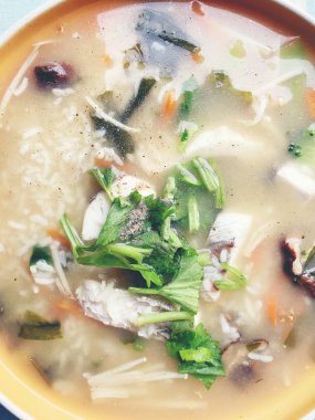 Ev yapımı pirinç çorbası ile sebze ve kral balık beyaz kase. Tay tarzında gıda.